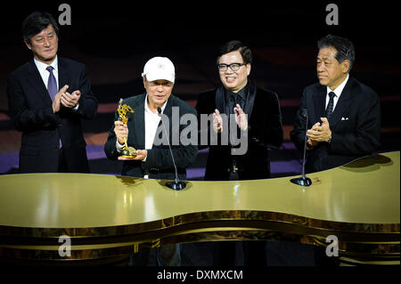 Macao, China. 27. März 2014. Regisseur Hou Hsiao-Hsien (2. L) spricht nach dem Gewinn der Lifetime Achievement Award bei den Asian Film Awards-Zeremonie in Macau, Südchina, 27. März 2014. © Cheong Kam Ka/Xinhua/Alamy Live-Nachrichten Stockfoto