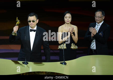 Macao, China. 27. März 2014. Regisseur Wong Kar-Wai (1. L) spricht nach dem Gewinn der Best Director Award für seinen Film "The Grandmaster" während der Asian Film Awards-Zeremonie in Macau, Südchina, 27. März 2014. © Cheong Kam Ka/Xinhua/Alamy Live-Nachrichten Stockfoto