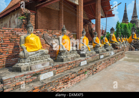 Buddha-Statuen rund um zentrale Stupa, Wat Yai Chai Mongkons, Ayutthaya, Thailand Stockfoto