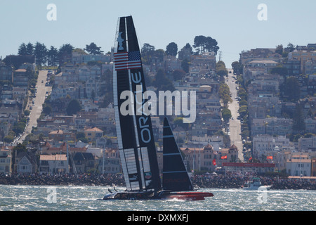 Oracle Team USA skippered durch James Spithill segelt in die Bucht von San Francisco während des 2013 America Cup Finale San Francisco, Kalifornien. Stockfoto