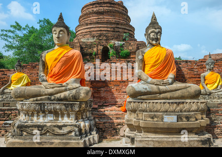 Buddha-Statuen rund um zentrale Stupa, Wat Yai Chai Mongkons, Ayutthaya, Thailand Stockfoto