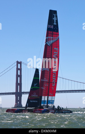 Das Emirates Team New Zealand Skipper Dean Barker Segel vorbei an der Golden Gate Bridge in San Francisco Bucht während des 2013 America Cup Finale San Francisco, Kalifornien. Stockfoto