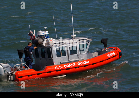 U.S. Coast Guard Defender-Klasse Antwort Boot, Bucht von San Francisco, San Francisco, California, Vereinigte Staaten Stockfoto