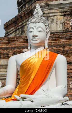 Buddha-Statue vor Stupa am Wat Yai Chai Mongkons, Ayutthaya, Thailand, UNESCO-Weltkulturerbe Stockfoto