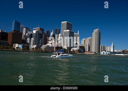 Ein Segelboot an der San Francisco Bay verläuft downtown San Francisco, Kalifornien, Vereinigte Staaten von Amerika Stockfoto