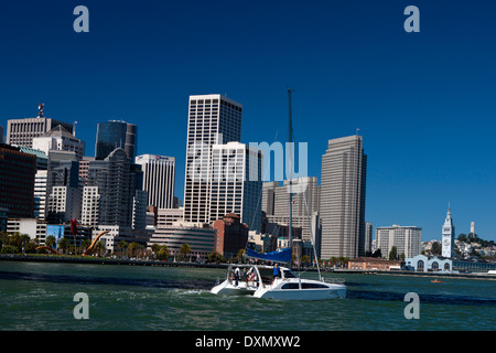 Ein Segelboot an der San Francisco Bay verläuft downtown San Francisco, Kalifornien, Vereinigte Staaten von Amerika Stockfoto