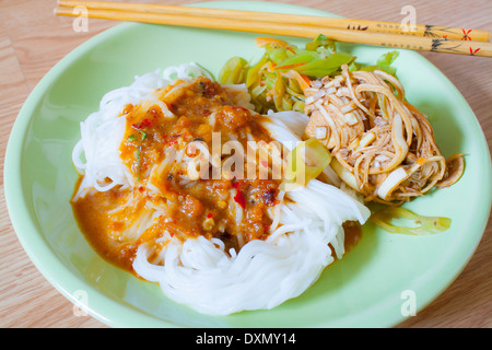 Thai Reis Nudeln mit Curry serviert, es ist lokale Thai-Küche Stockfoto