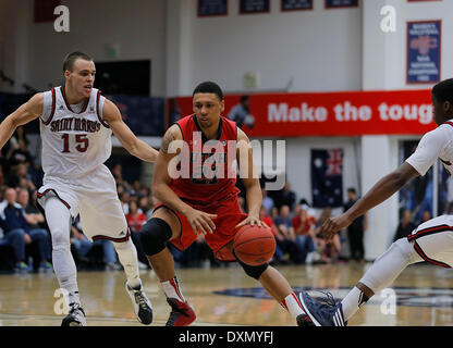 Moraga, Kalifornien, USA. 18. März 2014. 18. März 2014 - Moraga, Kalifornien USA - Utah F # 21 Jordan Loveridge senken die Farbe zwischen zwei SMC Spieler # 15 Beau Levesque und # 35 James Walker und Gäste während der NCAA Männer Basketball-Spiel zwischen Utah Runnin Utes und heiliges Marys Gaels 58-70 verloren im McKeon Pavillon, Moraga Calif © Csm/Alamy Live-Nachrichten Stockfoto