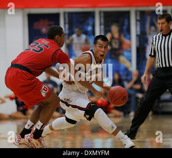 Moraga, Kalifornien, USA. 18. März 2014. 18. März 2014 - Moraga, CA U.S - Saint Mary's G # 14 Stephen Holt am Mitte Hof fahren auf den Reifen als Utah # 25 Kenneth Ogbe und während der NCAA Männer Basketball-Spiel zwischen Utah Runnin Utes und heiliges Marys Gaels 70-58-Sieg bei McKeon Pavillon, Moraga Calif © Csm/Alamy Live-Nachrichten Stockfoto