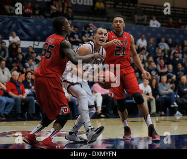 Moraga, Kalifornien, USA. 18. März 2014. 18. März 2014 - Moraga, Kalifornien USA - Saint Mary F # 15 Beau Levesque fahren auf den Reifen zwischen zwei Spielern in Utah # 55 Delon Wright und # 21 Jordan Loverige und Gäste während der NCAA Männer Basketball-Spiel zwischen Utah Runnin Utes und heiliges Marys Gaels70-53 gewinnen McKeon Pavillon, Moraga Calif © Csm/Alamy Live-Nachrichten Stockfoto