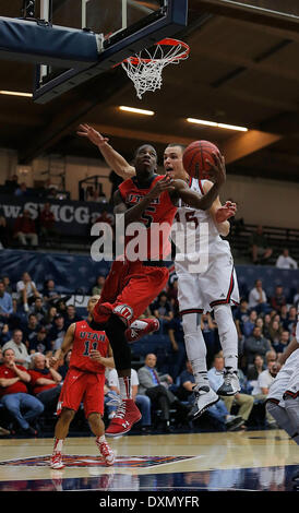Moraga, Kalifornien, USA. 18. März 2014. 18. März 2014 - Moraga, CA USA - Utah G # 55 Delon Wright-Laufwerk auf den Reifen mit einer Rückseite nach oben legen unter Heiliges Marys # 15 Beau Levesque während der NCAA Männer Basketball-Spiel zwischen Utah Runnin Utes und heiliges Marys Gaels 58-70 im McKeon Pavillon, Moraga Calif verloren © Csm/Alamy Live-Nachrichten Stockfoto