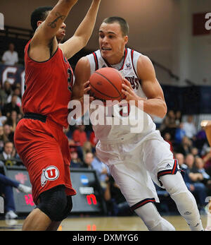 Moraga, Kalifornien, USA. 18. März 2014. 18. März 2014 - Moraga, Kalifornien USA - Saint Mary F # 15 Beau Levesque zwingen, seinen Weg zum Ring und Gäste während der NCAA Männer Basketball-Spiel zwischen Utah Runnin Utes und heiliges Marys Gaels70-53 gewinnen McKeon Pavillon, Moraga Calif © Csm/Alamy Live-Nachrichten Stockfoto