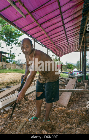 Mann, Hand-Sägen die Stäbe für ein Longtail-Boot, Inle-See, Myanmar Stockfoto