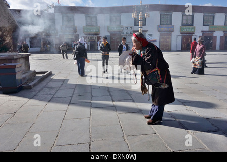 Tibetische Pilger Reisen, Wandern und singen Gebete in Lhasa, Candid Straßenfotografie, Leben der buddhistischen Hingabe Stockfoto