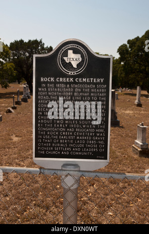 ROCK CREEK CEMETERY In den 1870er Jahren Stillstand Postkutsche auf dem nahe gelegenen Fort Worth-Fort Belknap Heerstraße gegründet wurde. Die Bühne Linie führte zur frühen Besiedlung der Gegend, und die Gemeinschaft, die hier entwickelt wurde bekannt als Rock Creek. 1884 wurde der Rock Creek Baptist Church auf einer Website etwa zwei Meilen südöstlich gegründet. Von den frühen 1900er Jahren, wenn die Gemeinde hier verlegt hatte, war der Rock Creek Cemetery in Gebrauch. Die frühesten markierten Grab ist Bertie Ladd (1885-96). Weitere Bestattungen gehören diejenigen der ersten Siedler und Führer der Kirche und Gemeinschaft. (1982) Stockfoto