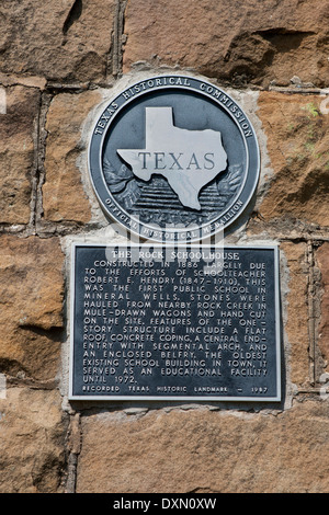 Das ROCK-Schulhaus erbaut 1886 weitgehend durch die Bemühungen der Lehrer Robert E. Hendry (1847-1910), war dies die erste öffentliche Schule in Mineral Wells. Steinen wurden vom nahe gelegenen Rock Creek in Maultier gezogenen Wagen und Hand geschnitten auf dem Gelände geschleppt. Die einstöckige Struktur bietet ein flaches Dach, konkrete Bewältigungsstrategien, einen zentralen Ende-Eintrag mit segmentalen Bogen und einem geschlossenen Glockenturm. Das älteste bestehende Schulgebäude in der Stadt, diente es als eine pädagogische Einrichtung bis 1972. (1987) Stockfoto