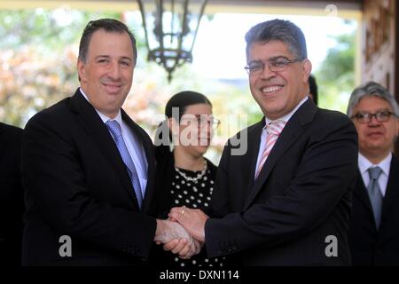 Caracas, Venezuela. 27. März 2014. Venezuelas Foreign Minister Elias Jaua (R) schüttelt Hände mit seinem mexikanischen Amtskollegen Jose Antonio Meade vor einem Meeting in Caracas, Venezuela, 27. März 2014. Die beiden Außenminister trafen sich am Donnerstag, Kooperationsabkommen zu überprüfen und zu ratifizieren, das Engagement der bilaterale Handel zu vertiefen. © AVN/Xinhua/Alamy Live-Nachrichten Stockfoto