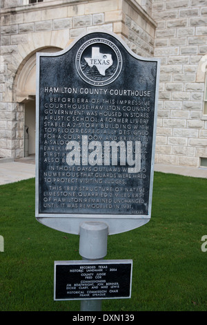 HAMILTON COUNTY COURTHOUSE vor der Ära der dieses imposante Gerichtsgebäude, Hamilton County-Regierung war in Geschäften, eine rustikale Schule, einem ehemaligen Mietstall untergebracht, eine 2-geschossige Gebäude mit Dachgeschoss speziell für einen Gerichtssaal, und kurz in einer Limousine. Feuer zerstört, zwei von den frühen, improvisierten Gerichtsgebäuden. Permanente Ersterer, erbaut 1878, brannte auch im Jahre 1886. In jenen Tagen waren Outlaws so zahlreich, dass Wachen eingestellt wurden, um Besuch Richter zu schützen. Diese 1887 Struktur des einheimischen Kalkstein abgebaut 2 Meilen östlich von Hamilton, blieb unverändert, bis es im Jahr 1931 umgebaut wurde. Stockfoto