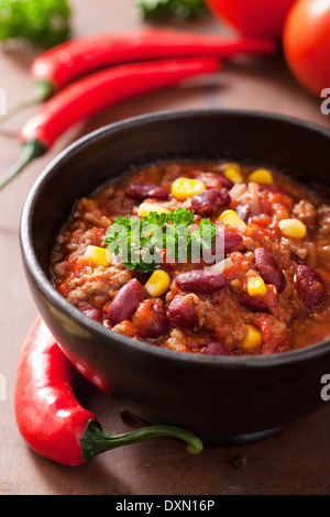 mexikanisches Chili Con Carne in schwarze Platte mit Zutaten Stockfoto