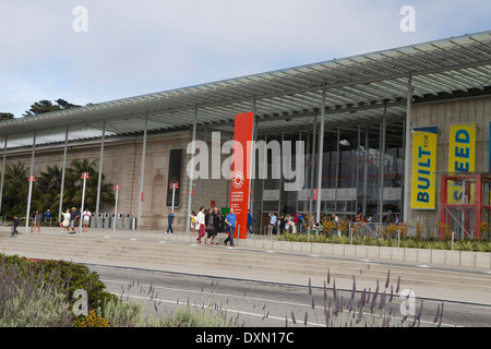 Menschen, die zu Fuß in die California Academy of Sciences in San Francisco, California, Vereinigte Staaten von Amerika Stockfoto