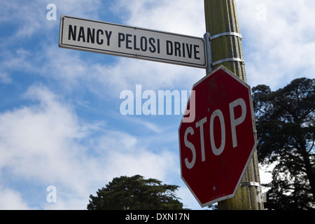 Straßenschild für Nancy Pelosi Laufwerk mit einem Stop-Schild, San Francisco, California, Vereinigte Staaten von Amerika Stockfoto