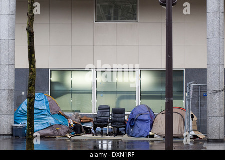 Obdachlose encampment, Menschen auf den Straßen schlafen in Zelten Stockfoto