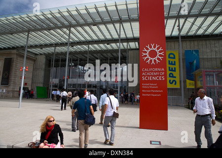 Menschen, die zu Fuß in die California Academy of Sciences in San Francisco, California, Vereinigte Staaten von Amerika Stockfoto