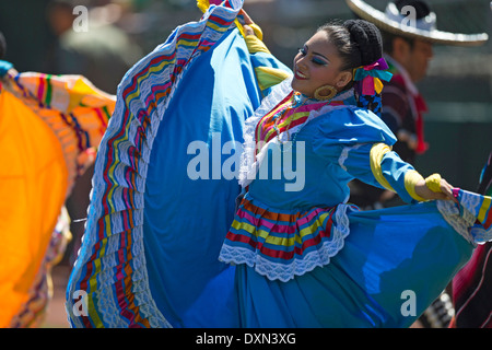 Eine Gruppe von mexikanischen Volkstänzer führt einen traditionellen Tanz Stockfoto