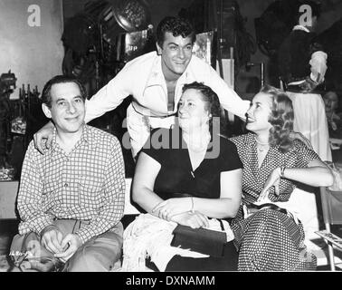 TONY CURTIS besucht seine dann Frau JANET LEIGH und seine Assistentin Stockfoto