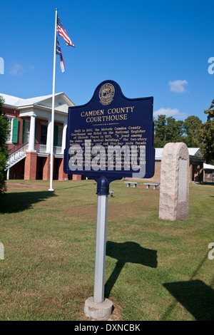 CAMDEN COUNTY COURTHOUSE in 1847 gebaut, das historische Camden County Courthouse wurde in 1973 auf dem National Register of Historic Places gelistet. "Ein Juwel unter den Zustand neoklassizistischen Gebäuden," ersetzt die zweistöckigen Gebäude mit Walmdach und fünf Hauptfassade ein Gerichtsgebäude errichtet im Jahre 1782 die 1845 verbrannt. Camden County wurde im Jahre 1777 aus Pasquotank County gebildet und benannt nach Sir Charles Pratt, der Earl Camden (1716-1794). Eine Ergänzung des großen Gerichtsgebäude wurde im Jahr 1997 abgeschlossen und das gesamte Gebäude wurde 2006 renoviert. Stockfoto