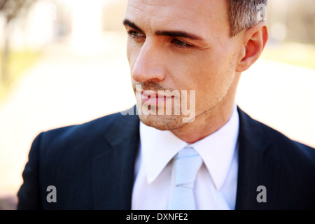 Porträt eines durchdachten Geschäftsmann auf der Straße Stockfoto