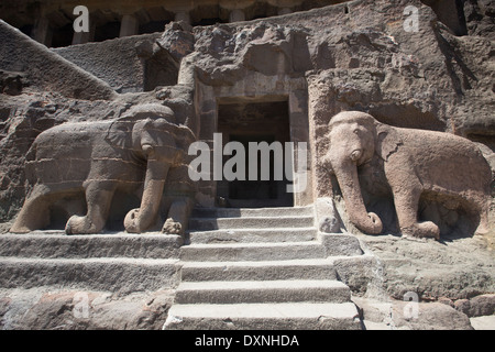 Elefant Schnitzereien flankieren eine Reihe von Schritten in Ajanta buddhistischen Höhlen, Indien Stockfoto