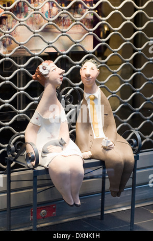 Schaufenster Display eines China machte paar auf einer Bank sitzend Stockfoto