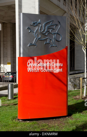 Waliser Regierung Zeichen neben Welsh Bürogebäude, Cathays Park, Cardiff, Wales. Stockfoto