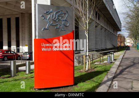 Waliser Regierung Zeichen neben Welsh Bürogebäude, Cathays Park, Cardiff, Wales. Stockfoto