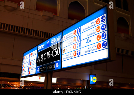 Informationsanzeige in der Abflug-Lounge am Dubai International Airport, Vereinigte Arabische Emirate Stockfoto