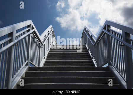 konkrete Schritte führen zu dem Himmel Stockfoto