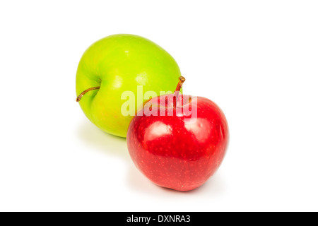 Reifer roter und grüner Apfel, isoliert auf weißem Hintergrund Stockfoto