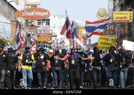 Bangkok, Thailand. 28. März 2014. Anhänger der Anti-Regierung marschieren durch die Straßen in China Town in Bangkok, Thailand, 28. März 2014. Peoples Democratic Reform Committee Demonstranten marschierten Freitag in Bangkok für den fünften Tag nach Bangkok Personen ihre Großkundgebung am Samstag einladen, beizutreten. Bildnachweis: Rachen Sageamsak/Xinhua/Alamy Live-Nachrichten Stockfoto