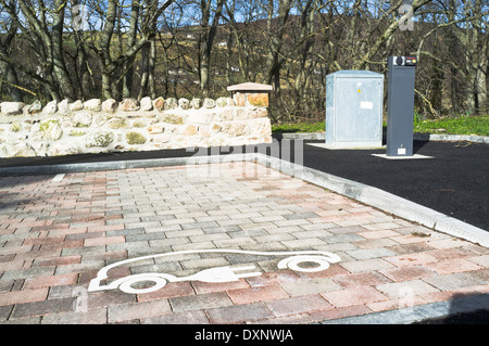 dh Electric Car Park ELEKTRIZITÄT UK Car Power Point Parkbucht Helmsdale Highlands Schottland Ladestation Chargenlogo Fahrzeug-Symbol Stockfoto