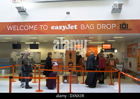 dh Airport INVERNESS INVERNESSSHIRE easyJet Bag Drop Passagiere Check-in Flug Gepäckabfertigung für Flüge in Schottland, großbritannien, Gepäckabfertigung, Flughäfen Stockfoto