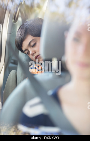 Jungen schlafen im hinteren Sitz des Auto Stockfoto