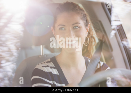 Glückliche Frau Steuerwagen Stockfoto