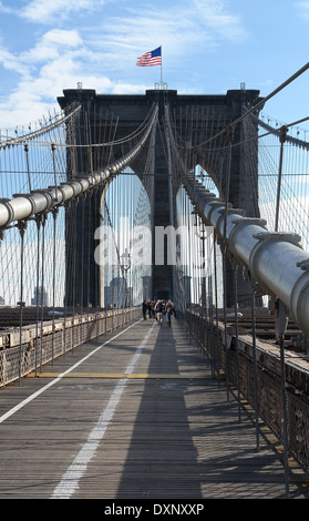 Blick auf die Stadt von New York entlang der Brooklyn Bridge (USA) Stockfoto