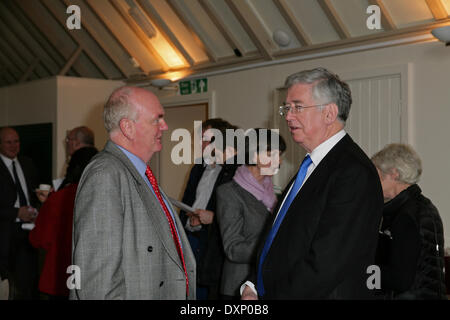 Westerham, UK. 28. März 2014. Christopher Jary plaudert, RT Hon Michael Fallon MP vor Startindex der Rhetorik-Workshop-Tag am Chartwel Credit: Keith Larby/Alamy Live News Stockfoto