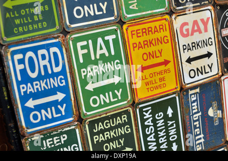 Amüsante Parkplatz Zeichen angezeigt auf einem Marktstand, London, UK Stockfoto