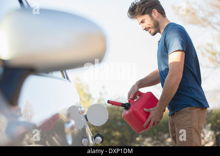 Mann-Füllung-Gas-Tank am Straßenrand Stockfoto