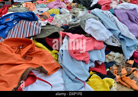 Ein Haufen von Kleidung aus zweiter Hand auf einem Marktstand, London, UK Stockfoto