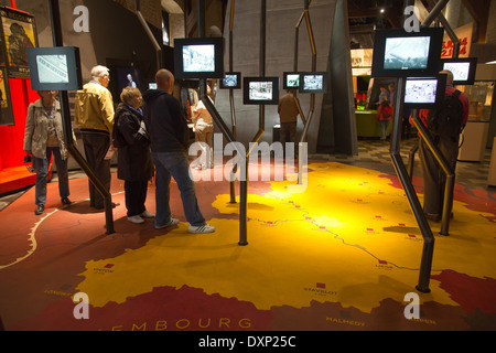 Ypern, Belgien, Besucher, die In Flanders Fields Museum Stockfoto