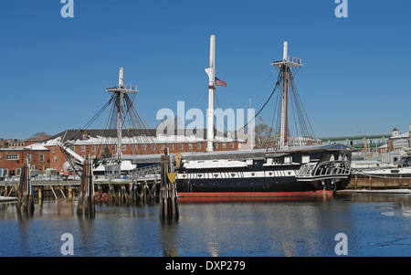 Segelschiff namens "USS Constitution" Verankerung in Boston (Massachusetts, USA) im Winter im sonnigen Ambiente Stockfoto